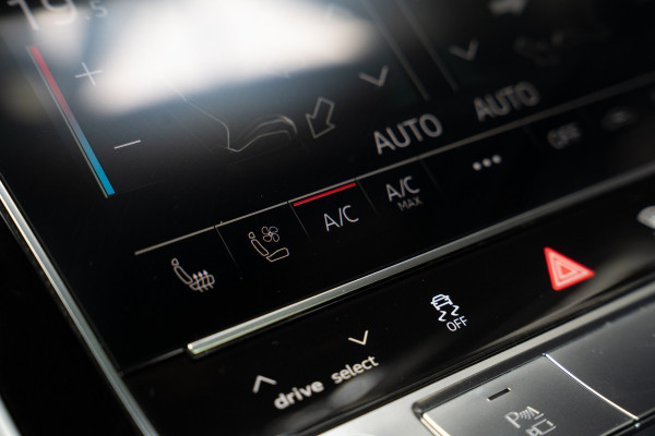 Audi RS Q8 4.0 TFSI B&O HUD Massage Keramisch Softclose ACC PDC Nachtzicht RS Seats Keyless 360 Camera Stoelventilatie Elektr. achterklep Memory seats Elektr. trekhaak Navi Niveauregeling Alcantara binnenhemel Stoelverwarming LM velgen