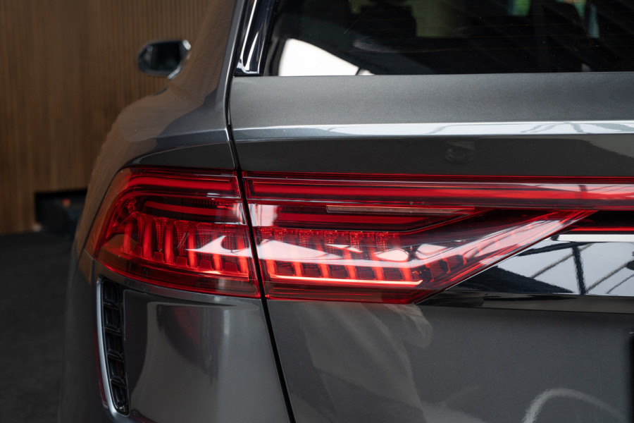 Audi RS Q8 4.0 TFSI B&O HUD Massage Keramisch Softclose ACC PDC Nachtzicht RS Seats Keyless 360 Camera Stoelventilatie Elektr. achterklep Memory seats Elektr. trekhaak Navi Niveauregeling Alcantara binnenhemel Stoelverwarming LM velgen