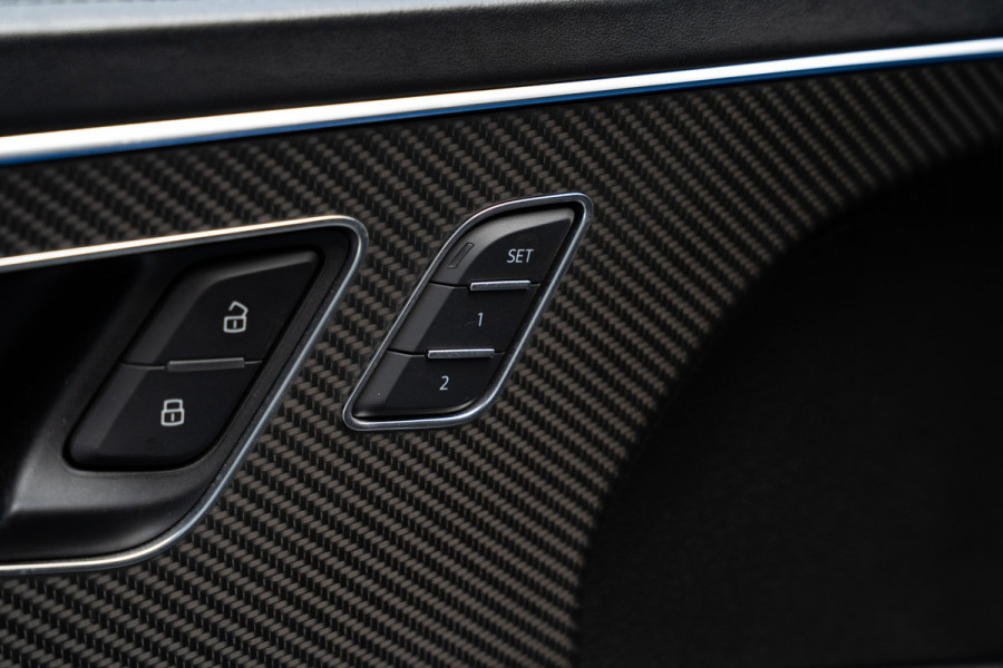 Audi RS Q8 4.0 TFSI B&O HUD Massage Keramisch Softclose ACC PDC Nachtzicht RS Seats Keyless 360 Camera Stoelventilatie Elektr. achterklep Memory seats Elektr. trekhaak Navi Niveauregeling Alcantara binnenhemel Stoelverwarming LM velgen