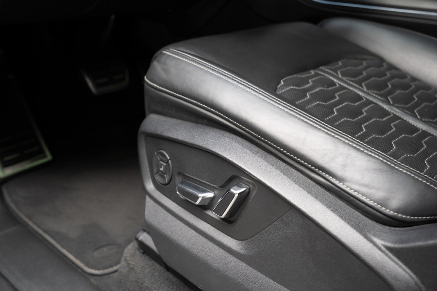 Audi RS Q8 4.0 TFSI B&O HUD Massage Keramisch Softclose ACC PDC Nachtzicht RS Seats Keyless 360 Camera Stoelventilatie Elektr. achterklep Memory seats Elektr. trekhaak Navi Niveauregeling Alcantara binnenhemel Stoelverwarming LM velgen