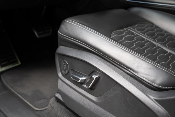 Audi RS Q8 4.0 TFSI B&O HUD Massage Keramisch Softclose ACC PDC Nachtzicht RS Seats Keyless 360 Camera Stoelventilatie Elektr. achterklep Memory seats Elektr. trekhaak Navi Niveauregeling Alcantara binnenhemel Stoelverwarming LM velgen