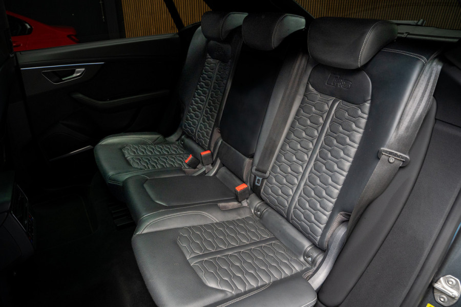 Audi RS Q8 4.0 TFSI B&O HUD Massage Keramisch Softclose ACC PDC Nachtzicht RS Seats Keyless 360 Camera Stoelventilatie Elektr. achterklep Memory seats Elektr. trekhaak Navi Niveauregeling Alcantara binnenhemel Stoelverwarming LM velgen