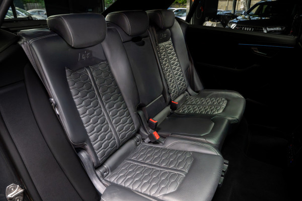 Audi RS Q8 4.0 TFSI B&O HUD Massage Keramisch Softclose ACC PDC Nachtzicht RS Seats Keyless 360 Camera Stoelventilatie Elektr. achterklep Memory seats Elektr. trekhaak Navi Niveauregeling Alcantara binnenhemel Stoelverwarming LM velgen