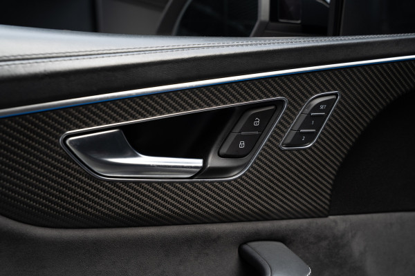 Audi RS Q8 4.0 TFSI B&O HUD Massage Keramisch Softclose ACC PDC Nachtzicht RS Seats Keyless 360 Camera Stoelventilatie Elektr. achterklep Memory seats Elektr. trekhaak Navi Niveauregeling Alcantara binnenhemel Stoelverwarming LM velgen