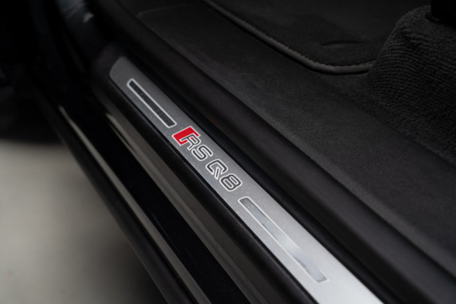 Audi RS Q8 4.0 TFSI B&O HUD Massage Keramisch Softclose ACC PDC Nachtzicht RS Seats Keyless 360 Camera Stoelventilatie Elektr. achterklep Memory seats Elektr. trekhaak Navi Niveauregeling Alcantara binnenhemel Stoelverwarming LM velgen