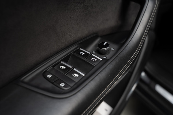 Audi RS Q8 4.0 TFSI B&O HUD Massage Keramisch Softclose ACC PDC Nachtzicht RS Seats Keyless 360 Camera Stoelventilatie Elektr. achterklep Memory seats Elektr. trekhaak Navi Niveauregeling Alcantara binnenhemel Stoelverwarming LM velgen