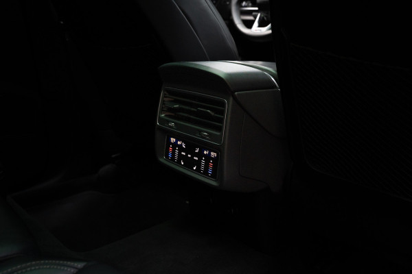 Audi RS Q8 4.0 TFSI B&O HUD Massage Keramisch Softclose ACC PDC Nachtzicht RS Seats Keyless 360 Camera Stoelventilatie Elektr. achterklep Memory seats Elektr. trekhaak Navi Niveauregeling Alcantara binnenhemel Stoelverwarming LM velgen