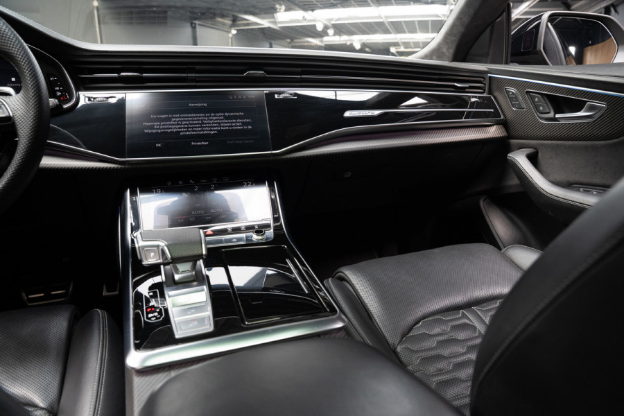 Audi RS Q8 4.0 TFSI B&O HUD Massage Keramisch Softclose ACC PDC Nachtzicht RS Seats Keyless 360 Camera Stoelventilatie Elektr. achterklep Memory seats Elektr. trekhaak Navi Niveauregeling Alcantara binnenhemel Stoelverwarming LM velgen