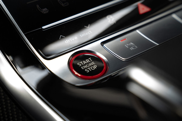 Audi RS Q8 4.0 TFSI B&O HUD Massage Keramisch Softclose ACC PDC Nachtzicht RS Seats Keyless 360 Camera Stoelventilatie Elektr. achterklep Memory seats Elektr. trekhaak Navi Niveauregeling Alcantara binnenhemel Stoelverwarming LM velgen