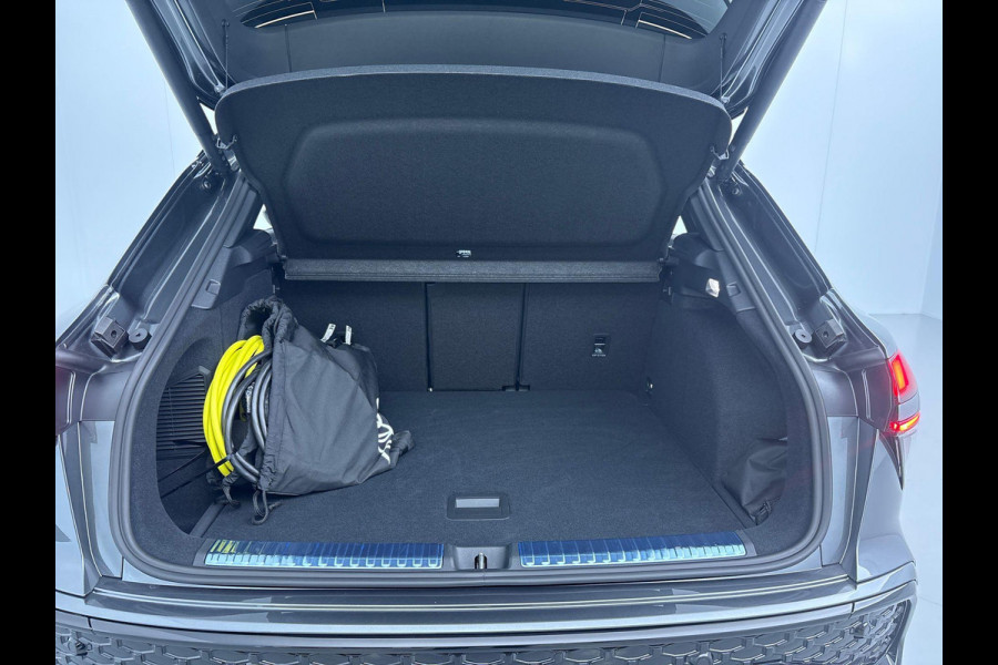 Audi Q3 1.5 e-hybrid S edition 272 pk S-tronic | Verlengde garantie | Navigatie | Panoramadak | Trekhaak (wegklapbaar) | Achteruitrijcamera | Stoelverwarming | Keyless | S-Line