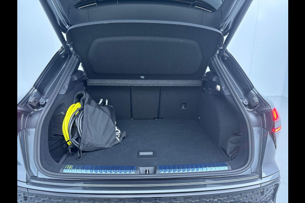 Audi Q3 1.5 e-hybrid S edition 272 pk S-tronic | Verlengde garantie | Navigatie | Panoramadak | Trekhaak (wegklapbaar) | Achteruitrijcamera | Stoelverwarming | Keyless | S-Line