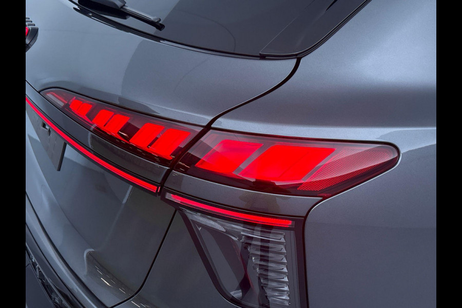 Audi Q3 1.5 e-hybrid S edition 272 pk S-tronic | Verlengde garantie | Navigatie | Panoramadak | Trekhaak (wegklapbaar) | Achteruitrijcamera | Stoelverwarming | Keyless | S-Line