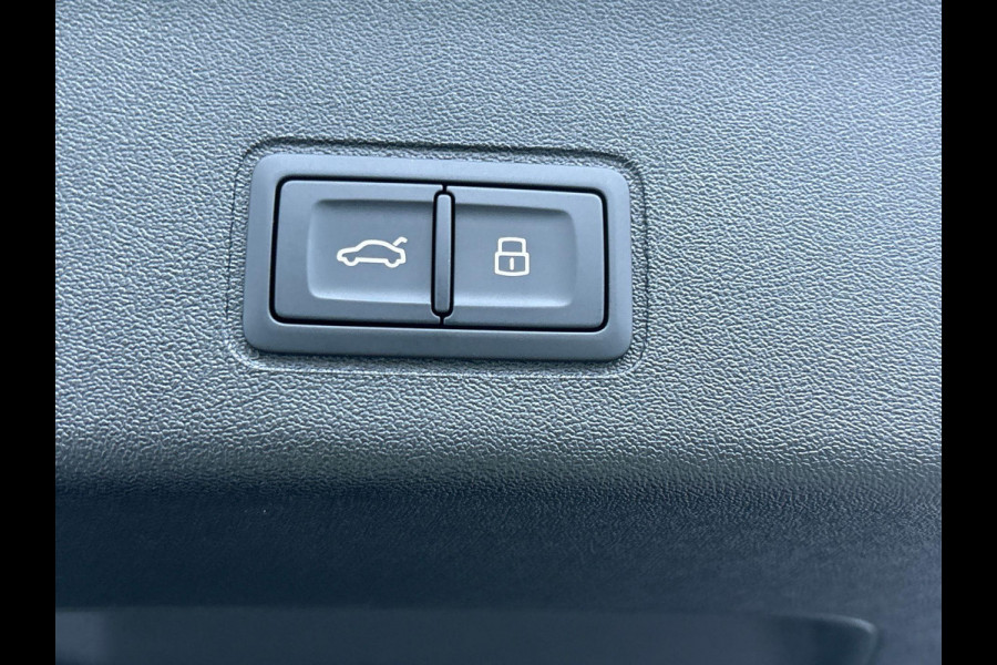 Audi Q3 1.5 e-hybrid S edition 272 pk S-tronic | Verlengde garantie | Navigatie | Panoramadak | Trekhaak (wegklapbaar) | Achteruitrijcamera | Stoelverwarming | Keyless | S-Line