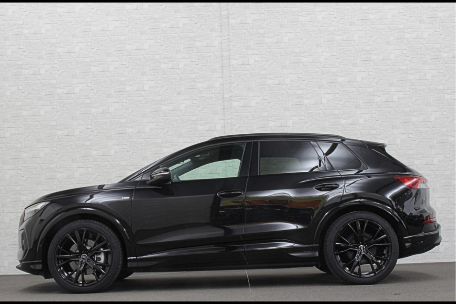 Audi Q4 e-tron 40 S-Line | Sportstoelen | Headup | Leder | 20" | MMI Pro | Zwarte hemelbekleding | 6x Q4 OP VOORRAAD! | Wegklapbare Trekhaak | Privacyglas | Btw auto | 28885,= ex btw. | Bovag garantie.