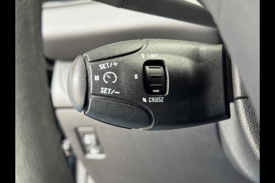 Peugeot 208 1.2 PureTech Active 2018 ZWART AIRCO APK NAP!