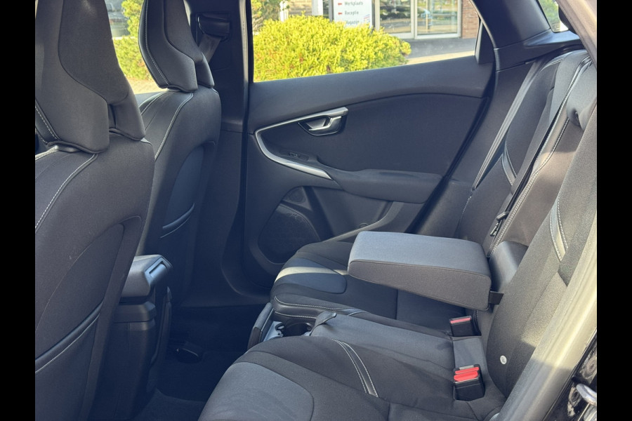 Volvo V40 2.0 T2 Momentum | Navi, PDC, Cruise, Trekhaak afn., Climate |