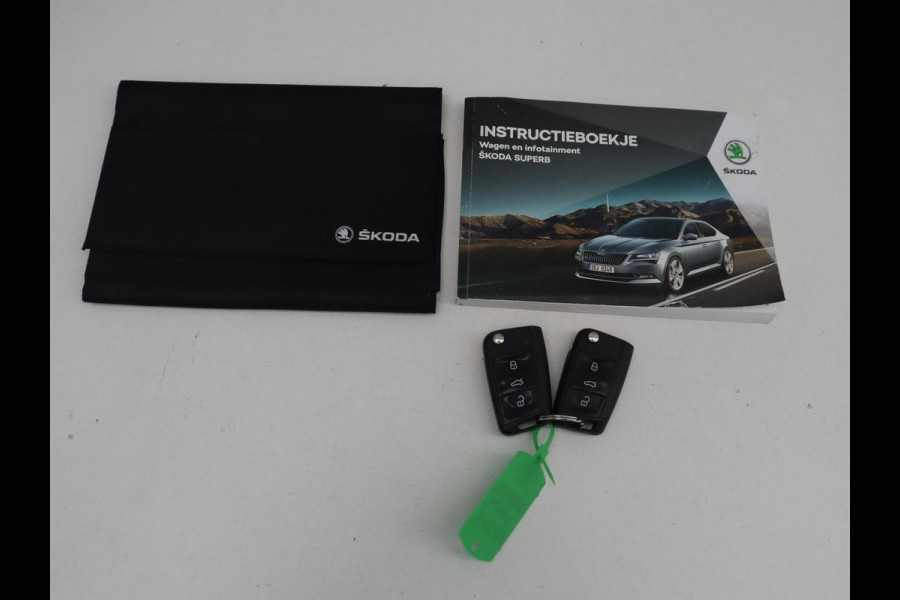 Škoda Superb Combi 1.5 TSI ACT Ambition Business | Panoramadak | Trekhaak | Memory | Adaptive cruise | Carplay | Stoelverwarming | Full LED | Park assist |