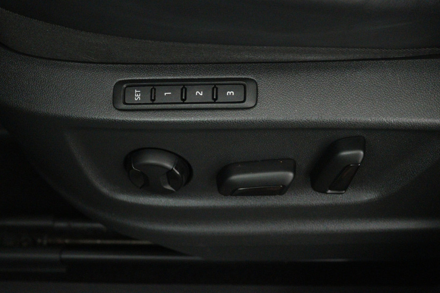 Škoda Kodiaq 1.5 TSI Sportline Business (PANORAMADAK, DIGITALE COCKPIT, STOEL/STUUR VERWARMING, ELEKTR STOELEN)