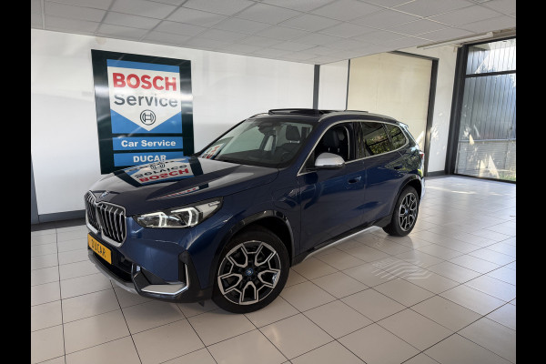 BMW X1 xDrive30e 327 PK Panoramadak / Leer / HUD / Trekhaak / 360 camera