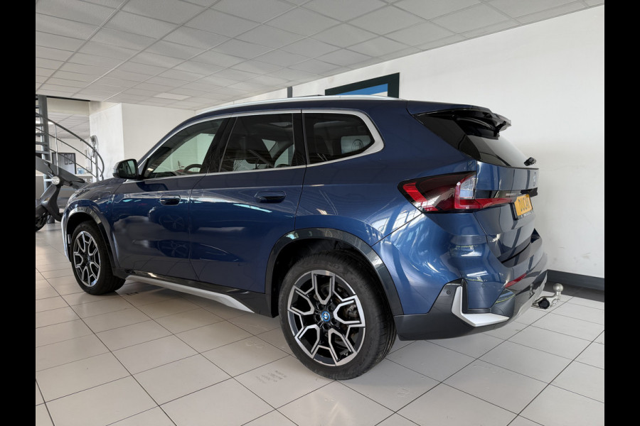 BMW X1 xDrive30e 327 PK Panoramadak / Leer / HUD / Trekhaak / 360 camera