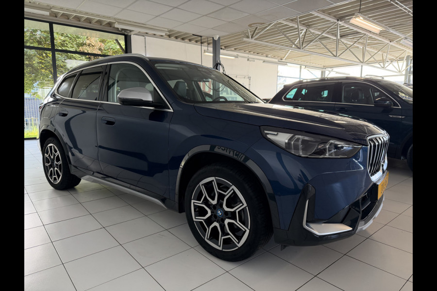 BMW X1 xDrive30e 327 PK Panoramadak / Leer / HUD / Trekhaak / 360 camera