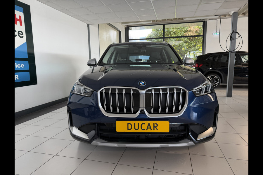 BMW X1 xDrive30e 327 PK Panoramadak / Leer / HUD / Trekhaak / 360 camera