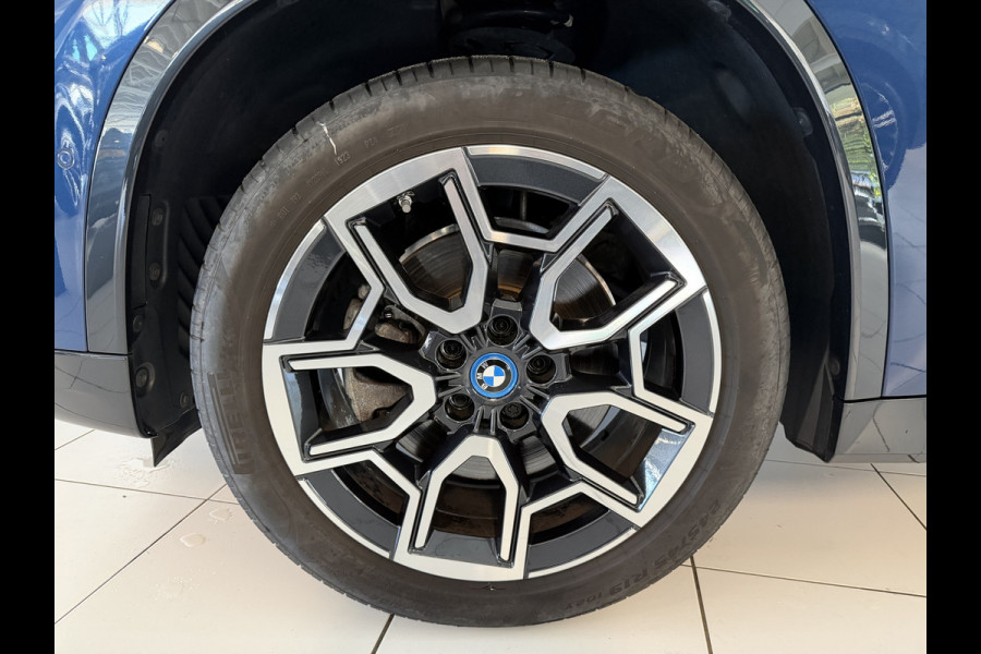 BMW X1 xDrive30e 327 PK Panoramadak / Leer / HUD / Trekhaak / 360 camera