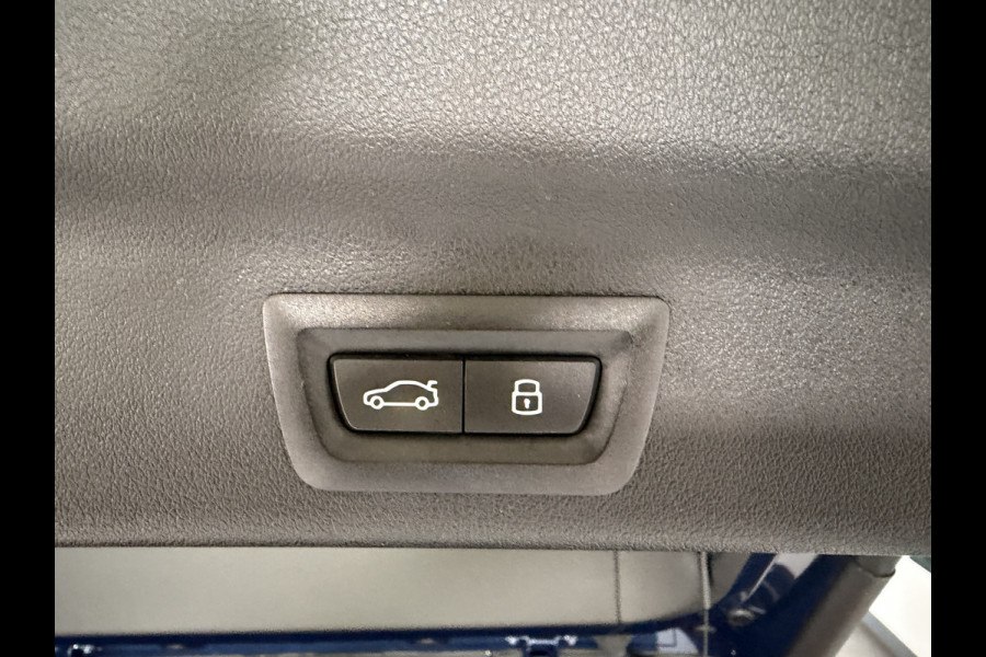 BMW X1 xDrive30e 327 PK Panoramadak / Leer / HUD / Trekhaak / 360 camera