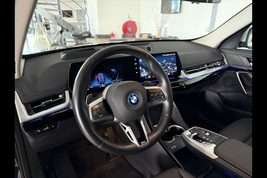 BMW X1 xDrive30e 327 PK Panoramadak / Leer / HUD / Trekhaak / 360 camera