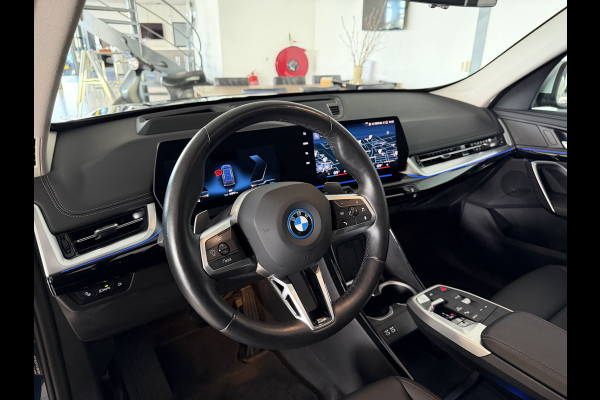 BMW X1 xDrive30e 327 PK Panoramadak / Leer / HUD / Trekhaak / 360 camera