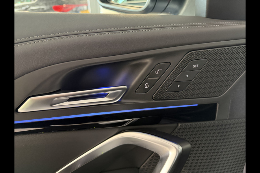 BMW X1 xDrive30e 327 PK Panoramadak / Leer / HUD / Trekhaak / 360 camera