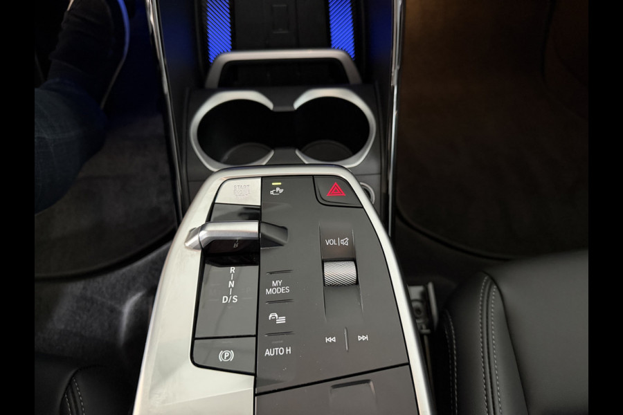 BMW X1 xDrive30e 327 PK Panoramadak / Leer / HUD / Trekhaak / 360 camera