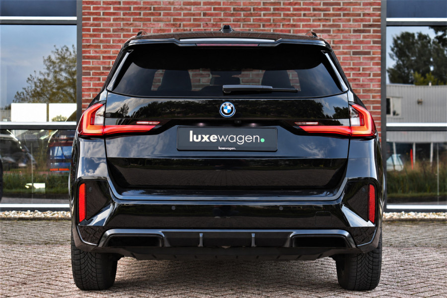 BMW iX1 xDrive30 M-Sport Pano ACC Trekh E-zetels HUD H/K Massage