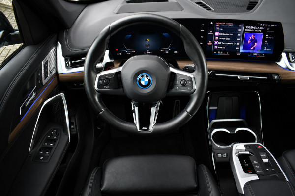 BMW iX1 xDrive30 M-Sport Pano ACC Trekh E-zetels HUD H/K Massage