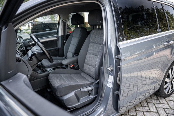 Volkswagen Touran 1.5 TSI Highline 7p | Autom. | PDC | Cruise | Trekhaak | LMV | Climate |