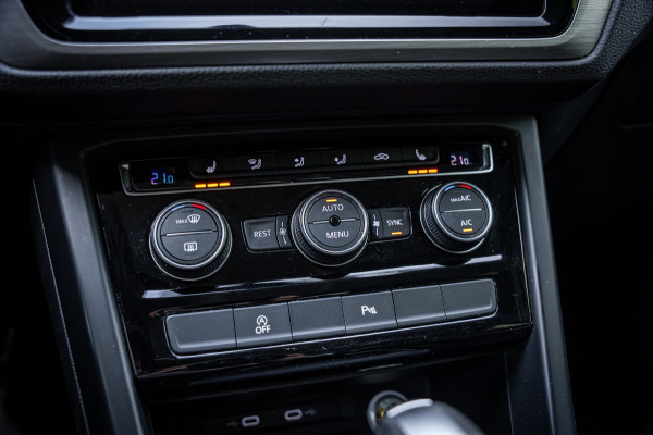 Volkswagen Touran 1.5 TSI Highline 7p | Autom. | PDC | Cruise | Trekhaak | LMV | Climate |