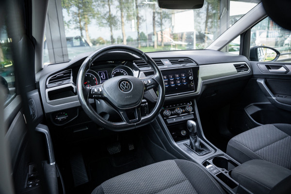 Volkswagen Touran 1.5 TSI Highline 7p | Autom. | PDC | Cruise | Trekhaak | LMV | Climate |