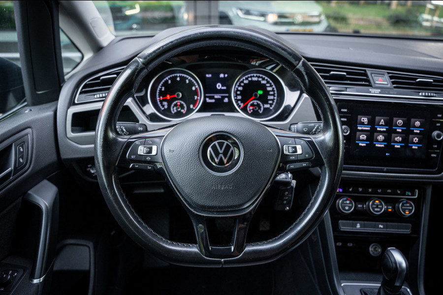 Volkswagen Touran 1.5 TSI Highline 7p | Autom. | PDC | Cruise | Trekhaak | LMV | Climate |