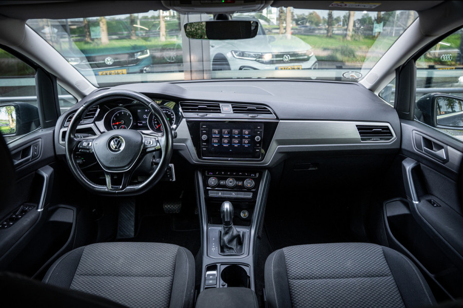 Volkswagen Touran 1.5 TSI Highline 7p | Autom. | PDC | Cruise | Trekhaak | LMV | Climate |