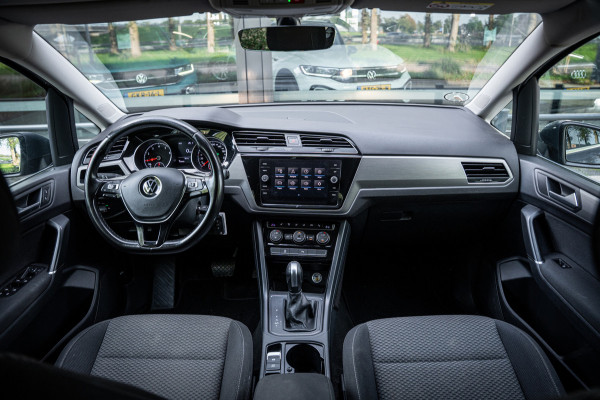 Volkswagen Touran 1.5 TSI Highline 7p | Autom. | PDC | Cruise | Trekhaak | LMV | Climate |