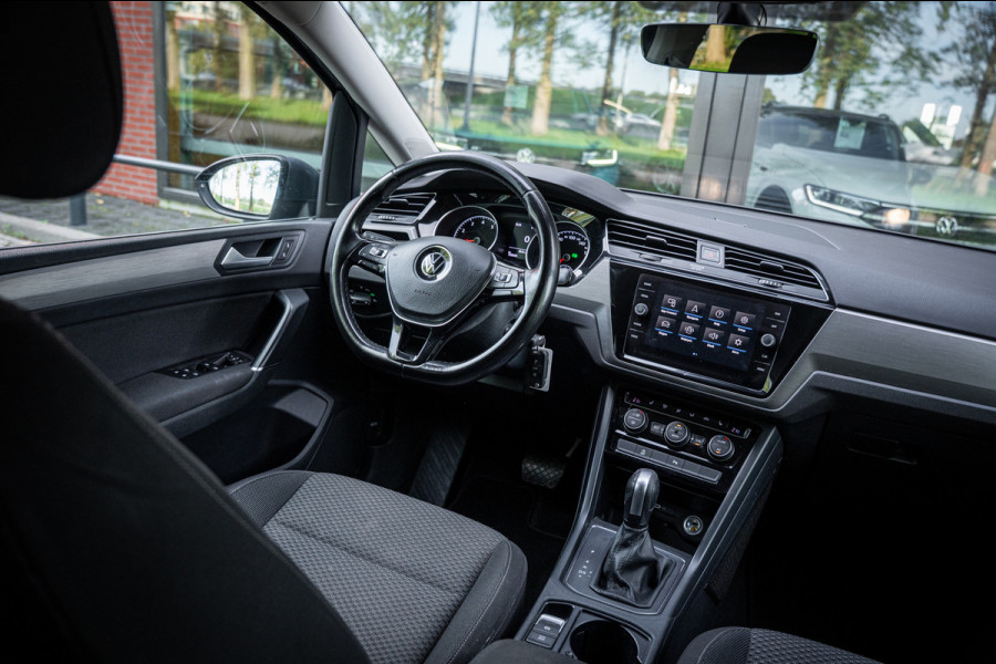 Volkswagen Touran 1.5 TSI Highline 7p | Autom. | PDC | Cruise | Trekhaak | LMV | Climate |