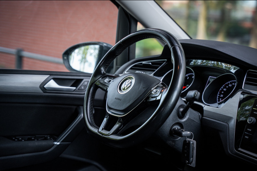 Volkswagen Touran 1.5 TSI Highline 7p | Autom. | PDC | Cruise | Trekhaak | LMV | Climate |