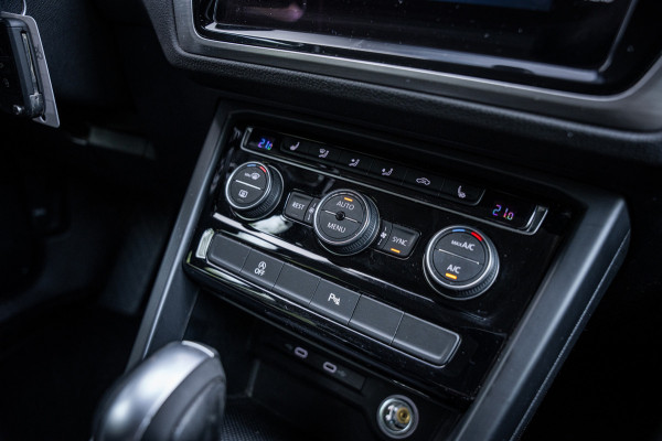 Volkswagen Touran 1.5 TSI Highline 7p | Autom. | PDC | Cruise | Trekhaak | LMV | Climate |