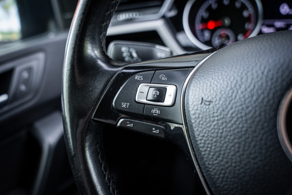 Volkswagen Touran 1.5 TSI Highline 7p | Autom. | PDC | Cruise | Trekhaak | LMV | Climate |