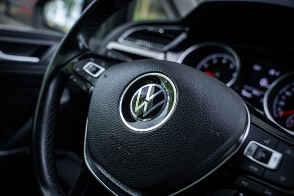 Volkswagen Touran 1.5 TSI Highline 7p | Autom. | PDC | Cruise | Trekhaak | LMV | Climate |
