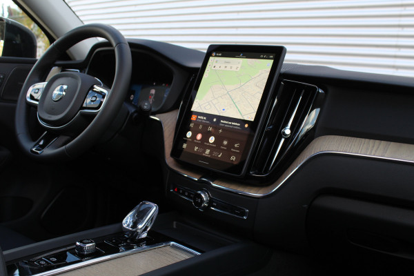 Volvo XC60 2.0 T6 Plug-in hybrid AWD Plus Dark | Luchtvering | Head-Up | Trekhaak | 360 Camera