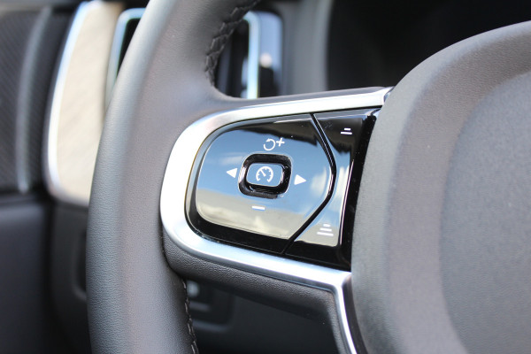 Volvo XC60 2.0 T6 Plug-in hybrid AWD Plus Dark | Luchtvering | Head-Up | Trekhaak | 360 Camera