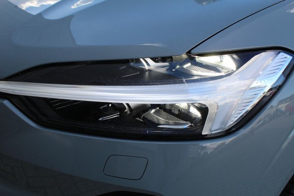 Volvo XC60 2.0 T6 Plug-in hybrid AWD Plus Dark | Luchtvering | Head-Up | Trekhaak | 360 Camera