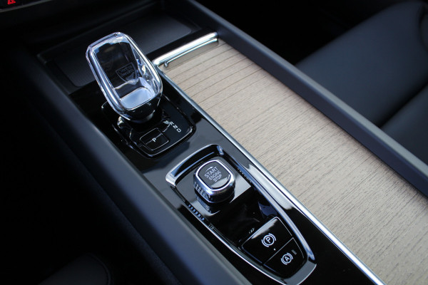 Volvo XC60 2.0 T6 Plug-in hybrid AWD Plus Dark | Luchtvering | Head-Up | Trekhaak | 360 Camera
