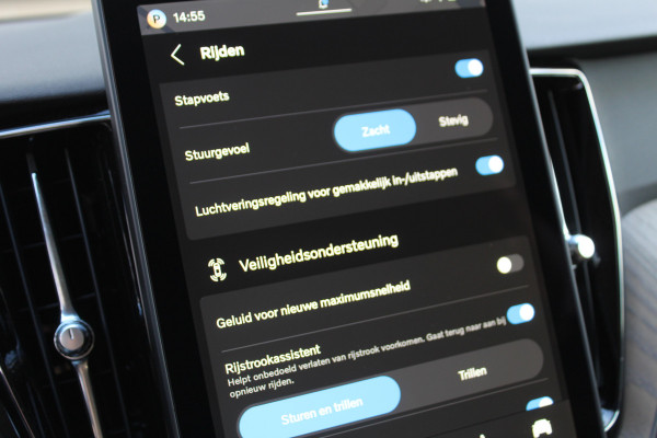 Volvo XC60 2.0 T6 Plug-in hybrid AWD Plus Dark | Luchtvering | Head-Up | Trekhaak | 360 Camera